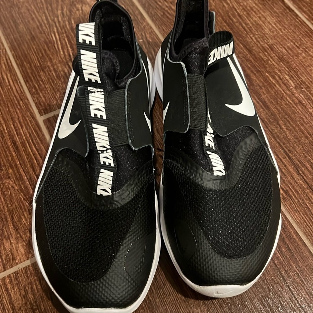 nike flex sneakers- size 4.5